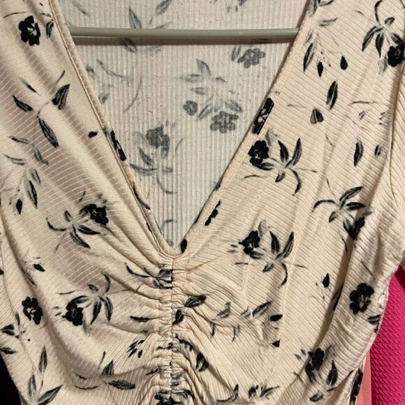 2/$15 Candie’s long sleeve v neck shirt - Picture 2 of 3